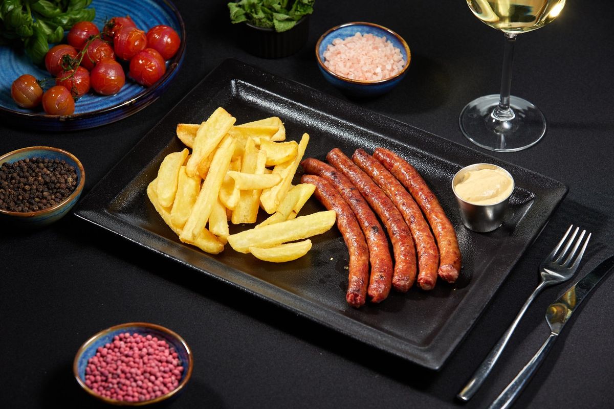 Cârnăciori Afumați cu Cartofi Prăjiți